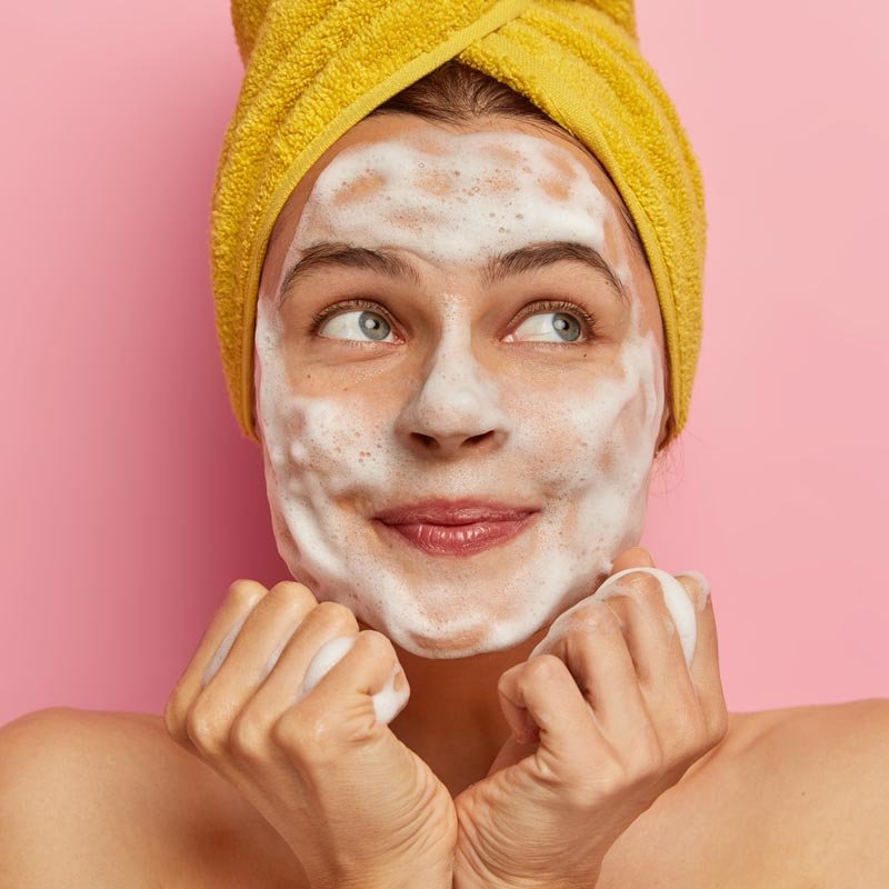 Schaum des Cleansing Gels in den Händen